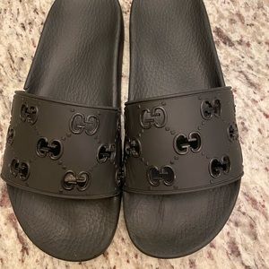 Gucci Men’s rubber GG slide sandal